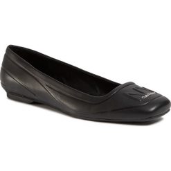 Baleriny CALVIN KLEIN - Eboni 2 B4E7902 Black. Czarne baleriny damskie Calvin Klein, na co dzień, bez wzorów, ze skóry ekologicznej, klasyczne, bez obcasa, bez zapięcia. W wyprzedaży za 329,00 zł.