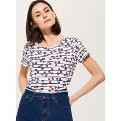 T-shirty damskie: T-shirt w wisienki – Biały