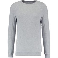 Swetry klasyczne męskie: Denham RAGLAN CREW Sweter stone grey