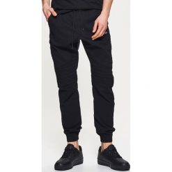 Dresowe joggery z kolekcji modular - Czarny. Czarne bez kategorii marki Cropp, z dresówki. W wyprzedaży za 49,99 zł.