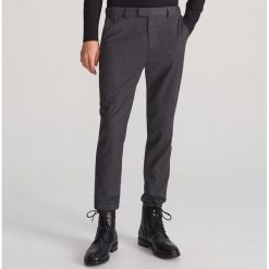 Spodnie jogger - Szary. Szare spodnie męskie Reserved, m, bez wzorów. Za 149,99 zł.