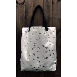 Torba Mr.m Terrazzo szary / uszy skóra naturalna. Szare torebki klasyczne damskie Pakamera, bez wzorów, ze skóry, na ramię, bez dodatków. Za 109,00 zł.