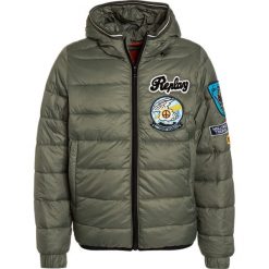 Replay Kurtka zimowa sage green. Zielone kurtki męskie marki Replay, na zimę, z materiału. W wyprzedaży za 471,75 zł.