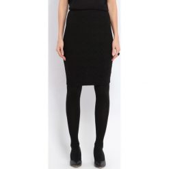 SPÓDNICA REGULARNA DAMSKA WE WZORY. Czarne spódniczki damskie Top Secret, do pracy, na zimę, bez wzorów, eleganckie, midi, ołówkowe. W wyprzedaży za 25,00 zł.