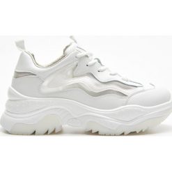 Sneakersy chunky - Biały. Białe sneakersy damskie Cropp. Za 139,99 zł.