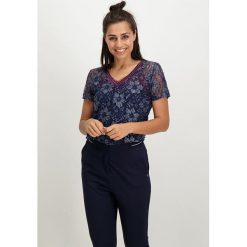 Koszulka w kolorze granatowym. Niebieskie koszulki damskie Garcia, xs, w koronkowe wzory, z koronki, bez kołnierzyka. W wyprzedaży za 77,95 zł.