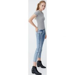 Jeansy mom fit z przeszyciami z boku. Niebieskie jeansy damskie Pull&Bear, z jeansu. Za 139,00 zł.