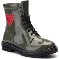 Trapery LOVE MOSCHINO - JA24063G18I10852 Militare. Zielone trapery damskie Love Moschino, z tworzywa sztucznego, bez obcasa, bez zapięcia. W wyprzedaży za 329,00 zł.
