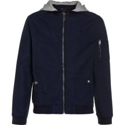 Polo Ralph Lauren OUTERWEAR Kurtka przejściowa newport navy. Niebieskie kurtki męskie Polo Ralph Lauren, z bawełny. W wyprzedaży za 367,20 zł.