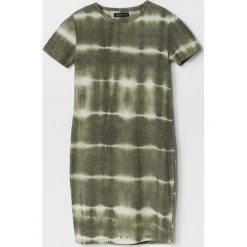 Sukienka z efektem tie dye - Zielony. Zielone sukienki damskie Reserved, bez wzorów, bez kołnierzyka, bez rękawów. W wyprzedaży za 15,99 zł.