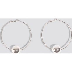 Andrea Hedenstedt x NA-KD Kolczyki koła z perłami - Silver. Szare kolczyki damskie Andrea Hedenstedt x NA-KD, sztuczne. Za 40,95 zł.