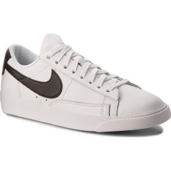 Buty NIKE - Blazer Low Le AA3961 111 White/Black. Białe półbuty damskie Nike, na co dzień, bez wzorów, ze skóry, bez obcasa, na płaskiej podeszwie, bez zapięcia. W wyprzedaży za 249,00 zł.