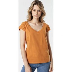 Camelowy T-shirt Luaphis. Brązowe bluzki damskie Born2be, s, bez wzorów, z jeansu, eleganckie, bez kołnierzyka, z krótkim rękawem. Za 54,99 zł.