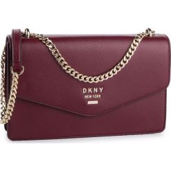 Torebka DKNY - Whitney Lg Shldr Flp R913H988 Blood Red XOD. Czerwone torebki klasyczne damskie DKNY, bez wzorów, ze skóry, eleganckie, bez dodatków. W wyprzedaży za 649,00 zł.