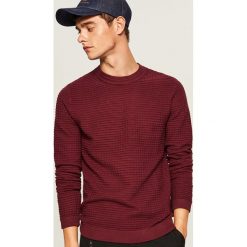 Sweter ze strukturalnej dzianiny - Bordowy. Czerwone swetry męskie Reserved, s, bez wzorów, z dzianiny, bez kołnierzyka, bez kaptura. Za 119,99 zł.