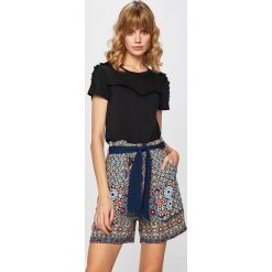 Desigual - Szorty. Szorty damskie Desigual, s, z haftami, z wiskozy, casualowe, z podwyższonym stanem. W wyprzedaży za 179,90 zł.