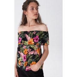 Bluzka off shoulder z tropikalnym printem - Czarny. Czarne bluzki damskie House, s, bez wzorów, bez kołnierzyka, bez rękawów. Za 59,99 zł.