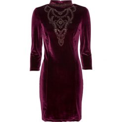 Sukienka bonprix ciemny lila. Fioletowe sukienki damskie marki bonprix, z aplikacjami, eleganckie, bez kołnierzyka, bez rękawów. Za 109,99 zł.