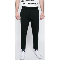 Brave Soul - Spodnie. Czarne spodnie męskie Brave Soul, na co dzień, bez wzorów, z bawełny, casualowe. W wyprzedaży za 39,90 zł.