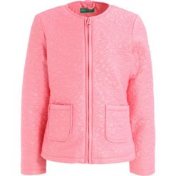 Benetton Kurtka przejściowa rose. Różowe kurtki dziewczęce Benetton, z materiału. W wyprzedaży za 125,30 zł.