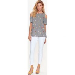 BLUZKA KRÓTKI RĘKAW DAMSKA, COLD SHOULDER, WE WZORY, ELEGANCKA. Czarne bluzki damskie Top Secret, z nadrukiem, z tkaniny, eleganckie, bez kołnierzyka, z krótkim rękawem. W wyprzedaży za 39,99 zł.