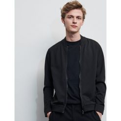 Rozpinana bluza w stylu bomberki - Czarny. Czarne bluzy męskie Reserved, s, bez wzorów, bez kołnierzyka, bez rękawów, bez kaptura. Za 119,99 zł.