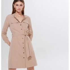 Koszulowa sukienka z paskiem - Beżowy. Brązowe sukienki damskie Mohito, koszulowe. Za 139,99 zł.