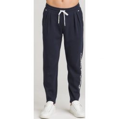 SPODNIE DRESOWE ARMANI EXCHANGE. Szare spodnie męskie Armani Exchange, na imprezę, s, z nadrukiem, z bawełny. Za 356,30 zł.
