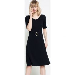 Trussardi - Sukienka. Czarne sukienki damskie Trussardi, do pracy, bez wzorów, z elastanu, eleganckie, z włoskim kołnierzykiem, z krótkim rękawem, krótkie, midi, rozkloszowane. W wyprzedaży za 359,90 zł.