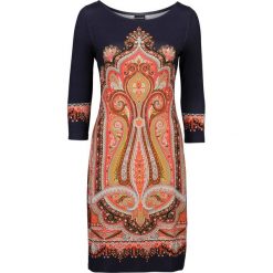 Sukienka shirtowa bonprix niebieski z nadrukiem. Niebieskie sukienki z falbanami marki bonprix, z nadrukiem, z dekoltem w łódkę, dopasowane. Za 79,99 zł.