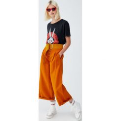 Spodnie culotte w kolorze ochry z guzikami. Spodnie damskie Pull&Bear. Za 69,90 zł.