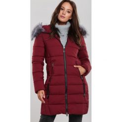 Bordowa Kurtka Bridesburg. Czerwone kurtki damskie Renee, na zimę, s, bez wzorów, eleganckie, długie, z kapturem. Za 249,99 zł.