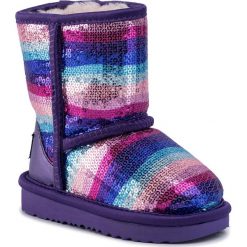 Buty UGG - T Classic II Sequin Rainbow 1103622T Vrbw. Fioletowe śniegowce dziewczęce Ugg, bez zapięcia. W wyprzedaży za 329,00 zł.