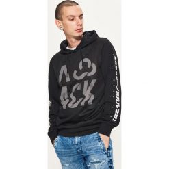 Bejsbolówki męskie: Bluza z napisem na rękawach - Czarny