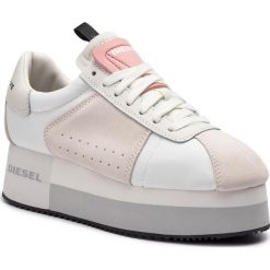 Sneakersy DIESEL - S-Pyave Wedge Y01996 PS308 H7016 Star White/Vaporous. Białe półbuty damskie Diesel, bez wzorów, z zamszu, retro, bez obcasa, na koturnie, bez zapięcia. W wyprzedaży za 349,00 zł.