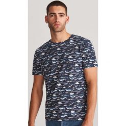 T-shirt z nadrukiem - Granatowy. Niebieskie t-shirty damskie Reserved, s, z nadrukiem, bez kołnierzyka. Za 39,99 zł.