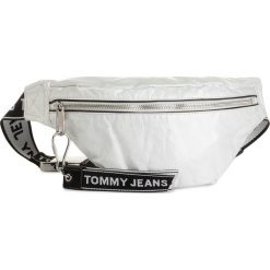 Saszetka nerka TOMMY JEANS - Tjw Logo Tape Coated Bumbag AW0AW07066 104. Białe nerki damskie Tommy Jeans, bez wzorów, z jeansu, młodzieżowe, bez dodatków. Za 359,00 zł.