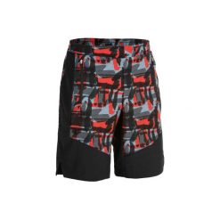 Spodenki fitness kardio męskie FST 500 czerwone AOP. Czerwone spodenki sportowe męskie DOMYOS, s, bez wzorów, z elastanu, sportowe, na fitness i siłownię. Za 59,99 zł.