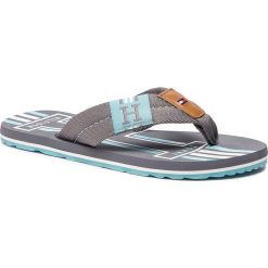 Japonki TOMMY HILFIGER - Badge Textile Beach Sandal FM0FM02076 Steel Grey 039. Szare klapki męskie TOMMY HILFIGER, bez wzorów, ze skóry ekologicznej. W wyprzedaży za 119,00 zł.