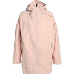 Adidas Performance ZNE Kurtka sportowa ashpea. Czerwone kurtki sportowe damskie marki adidas Performance, m, z materiału. W wyprzedaży za 466,65 zł.