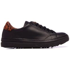 Skórzane sneakersy w kolorze czarnym. Czarne sneakersy damskie Eva Lopez, Maria Barcelo, Castellanismos, ze skóry. W wyprzedaży za 259,95 zł.