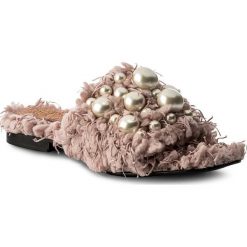Klapki HEGO'S MILANO - 1039 Rosa. Różowe klapki damskie Hego's Milano, bez wzorów, z materiału, bez obcasa. W wyprzedaży za 279,00 zł.
