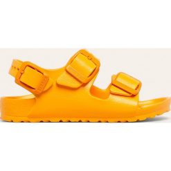 Birkenstock - Sandały dziecięce Milano. Pomarańczowe sandały dziewczęce Birkenstock, z materiału, na klamry. W wyprzedaży za 99,90 zł.