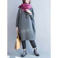 Sukienka w kolorze szarym. Szare sukienki damskie Amato Rizzi, bez wzorów, z okrągłym kołnierzem, bez rękawów. W wyprzedaży za 129,95 zł.
