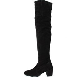 Skórzane kozaki w kolorze czarnym. Czarne kozaki damskie Bluetag, Gusto, bez obcasa, bez zapięcia. W wyprzedaży za 483,95 zł.