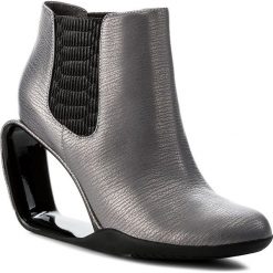 Botki UNITED NUDE - Step Mobius Chelsea Hi 1009632660111 Gun Metal/Black. Szare buty zimowe damskie marki United Nude, z materiału, na obcasie. W wyprzedaży za 859,00 zł.