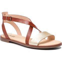 Sandały CLARKS - Bay Rosie 261393334 Rust. Żółte klapki damskie Clarks, bez wzorów, ze skóry, bez obcasa, na obcasie. W wyprzedaży za 209,00 zł.