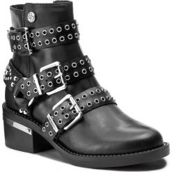 Botki GUESS - Fifii FLFIF3 LEA10 BLACK. Czarne buty zimowe damskie marki Guess, z materiału, na obcasie. W wyprzedaży za 629,00 zł.