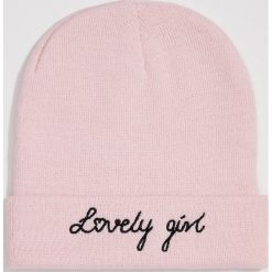 Czapka z napisem Lovely girl - Różowy. Różowe czapki damskie Sinsay, z napisami. W wyprzedaży za 4,99 zł.