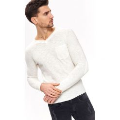 Sweter męski w serek z ozdobnym guzikiem. Brązowe swetry męskie Top Secret, s, bez wzorów, z dzianiny, z dekoltem w serek, bez kaptura. W wyprzedaży za 39,99 zł.